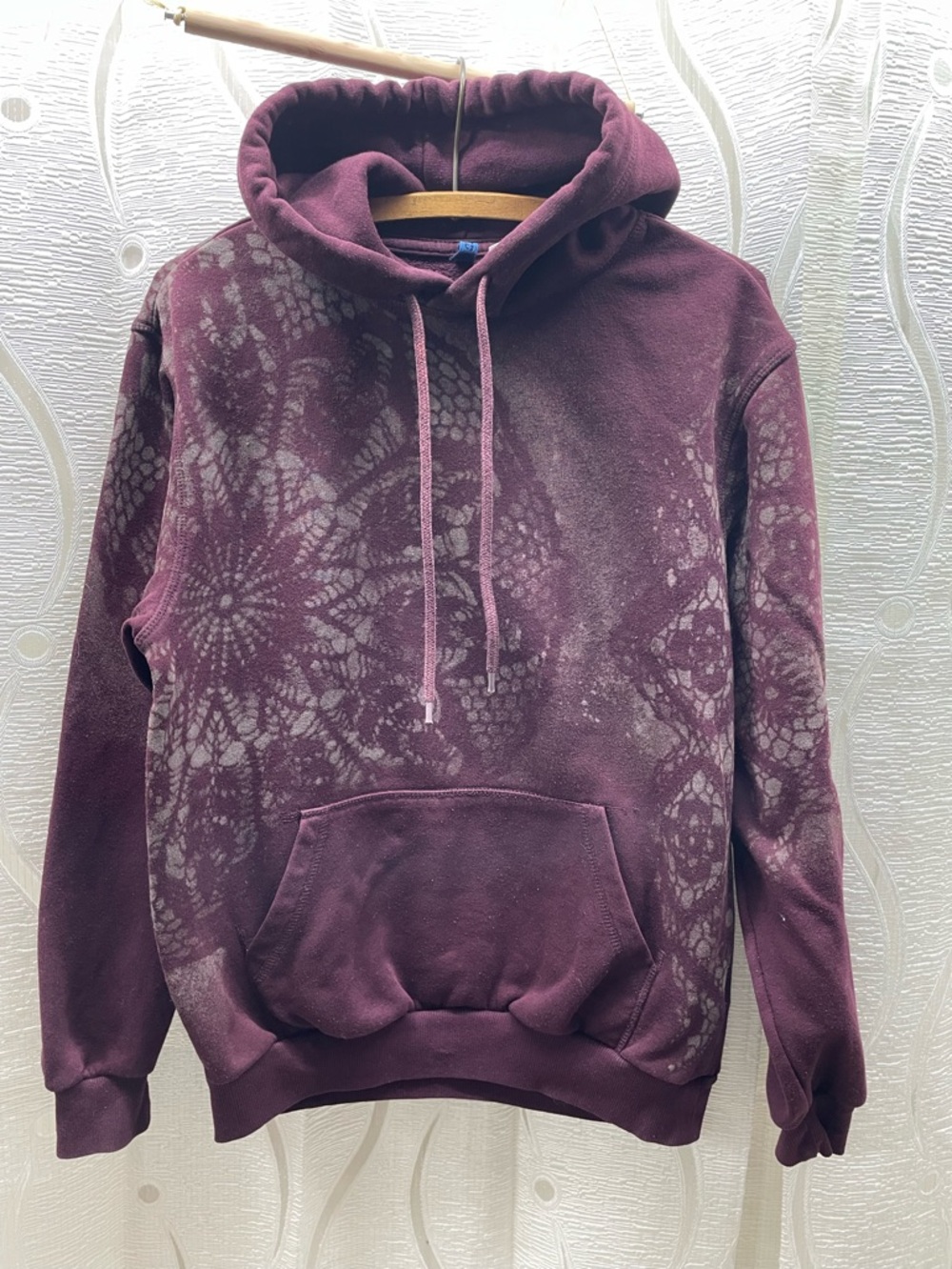 H&M Divided Hoodie Womens‎ XS Burgundy Bleached Lace Graphic Pullover Good Lace